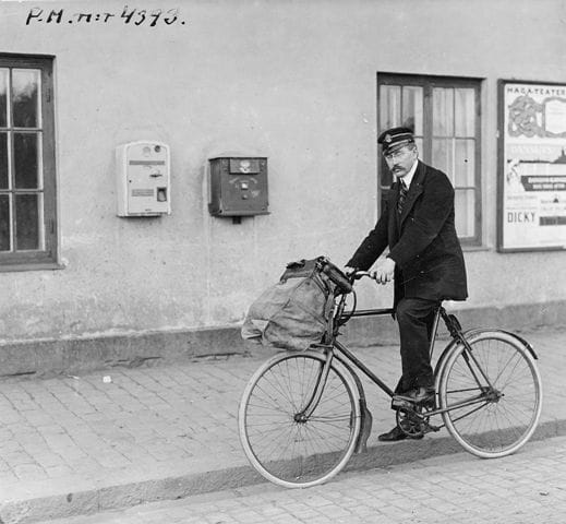 Cycling postman Frans Westerlund at the post office Stockholm 1, 1920th