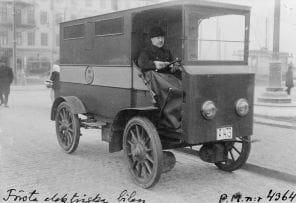 The first electric car trial in Stockholm, in 1911.